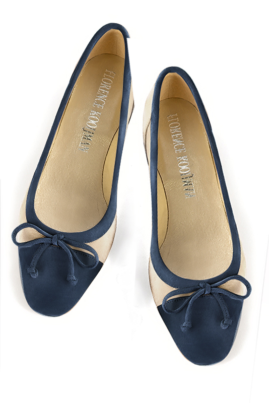 Navy blue and champagne white women's ballet pumps, with low heels. Square toe. Flat flare heels. Top view - Florence KOOIJMAN